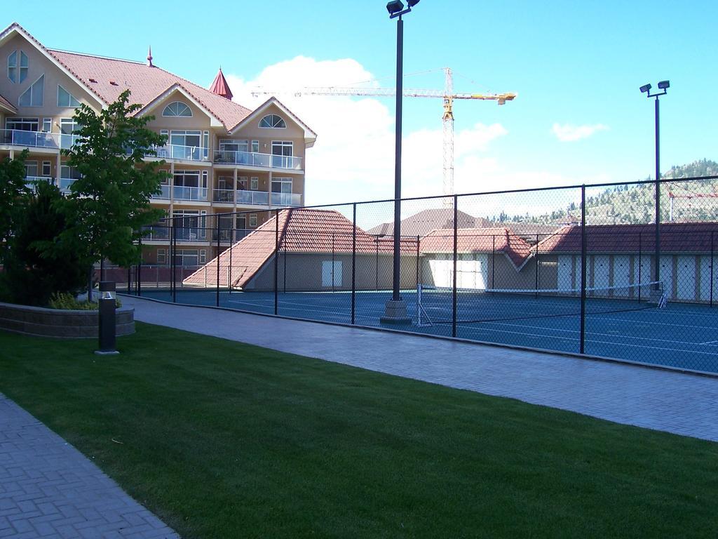 Sunset Waterfront Resort By Kelownacondorentals Экстерьер фото