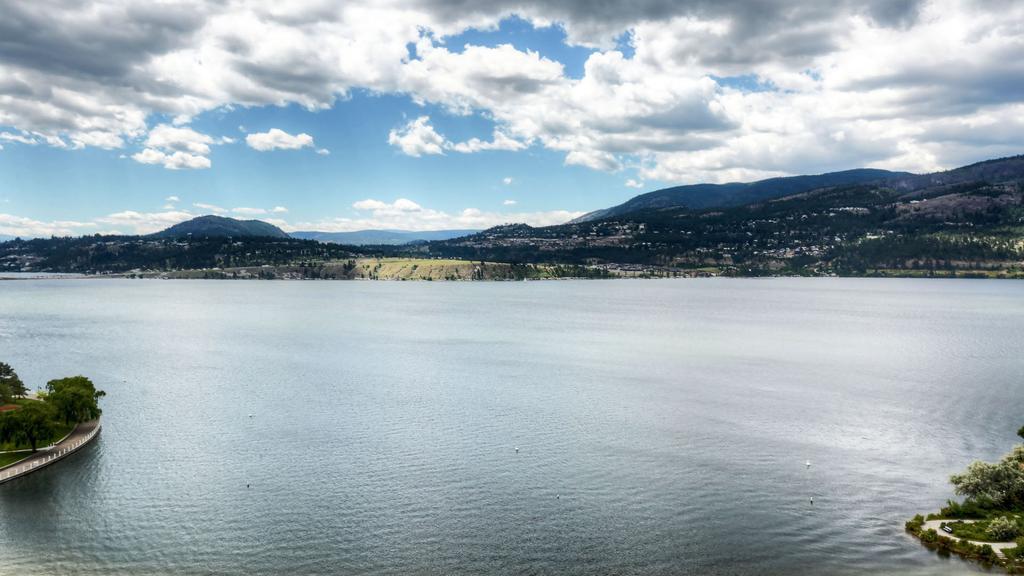 Sunset Waterfront Resort By Kelownacondorentals Экстерьер фото