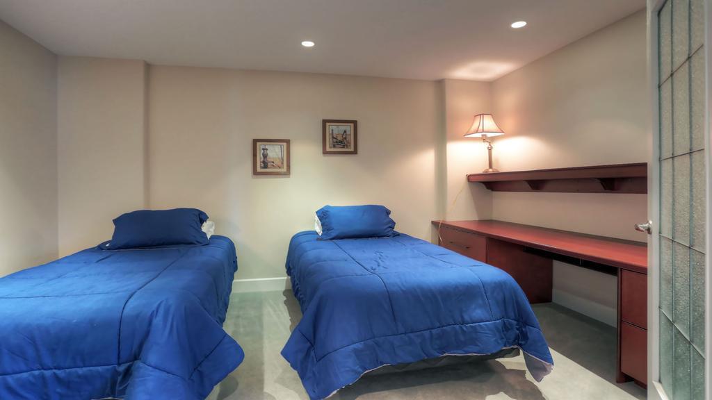 Sunset Waterfront Resort By Kelownacondorentals Экстерьер фото