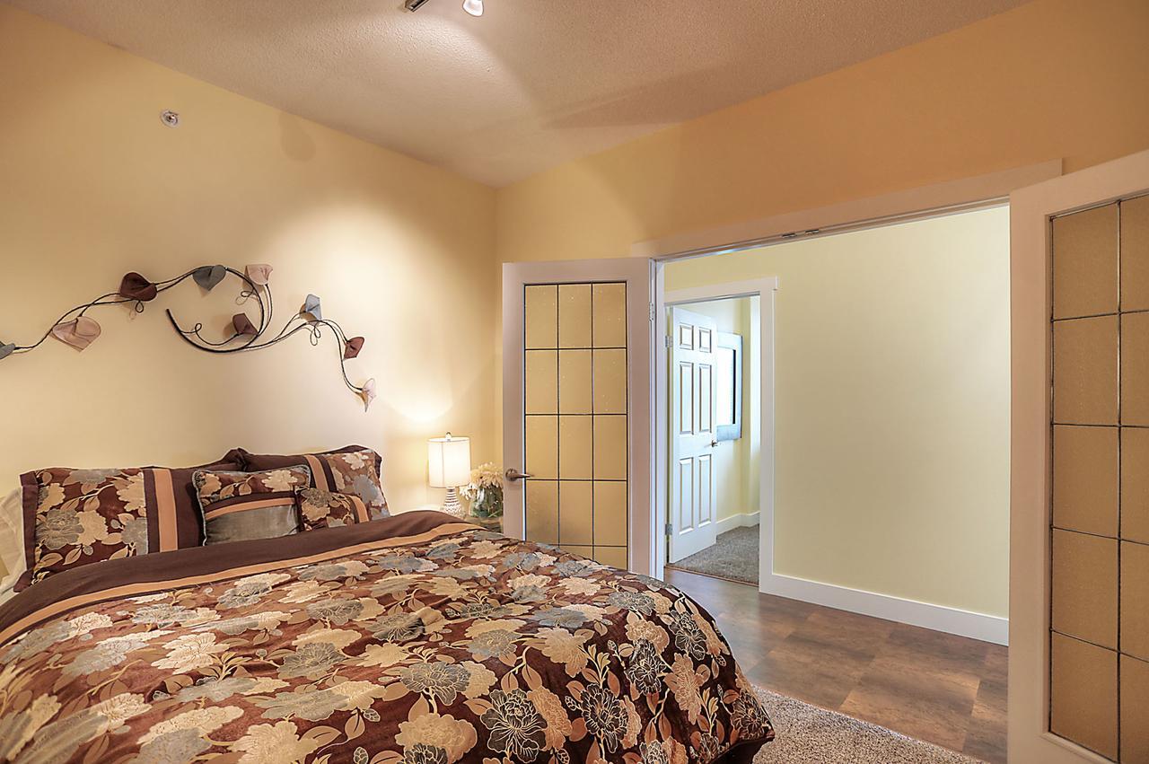 Sunset Waterfront Resort By Kelownacondorentals Экстерьер фото